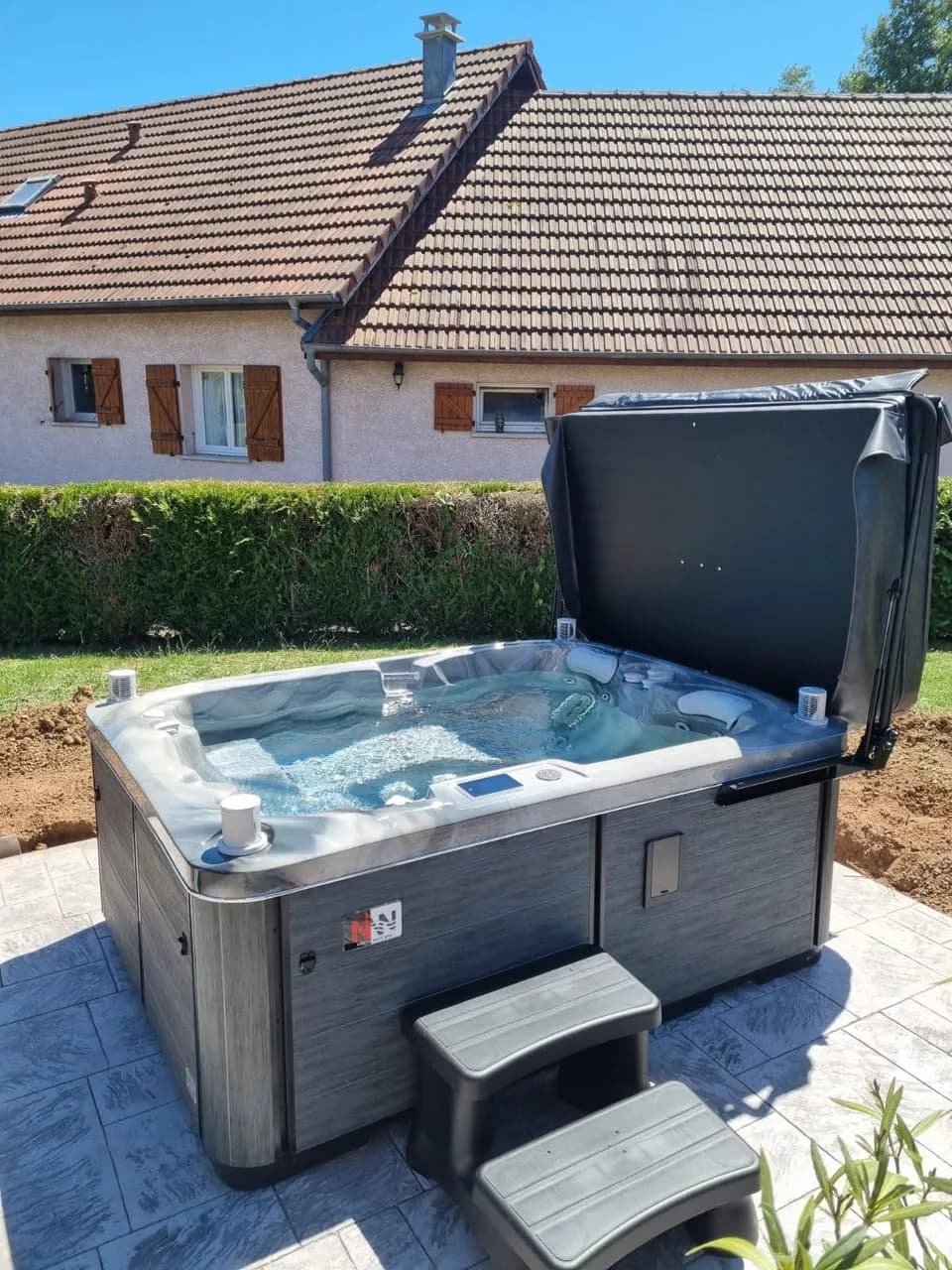Installation d'un spa Tønsberg à Anjoutey, sur un dallage, marchepied
