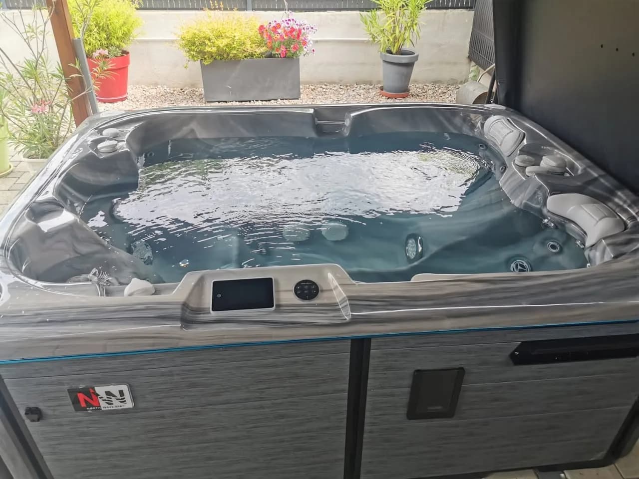 Installation d'un spa Tønsberg à Balgau, sous un abri en bois, cuve Odyssey