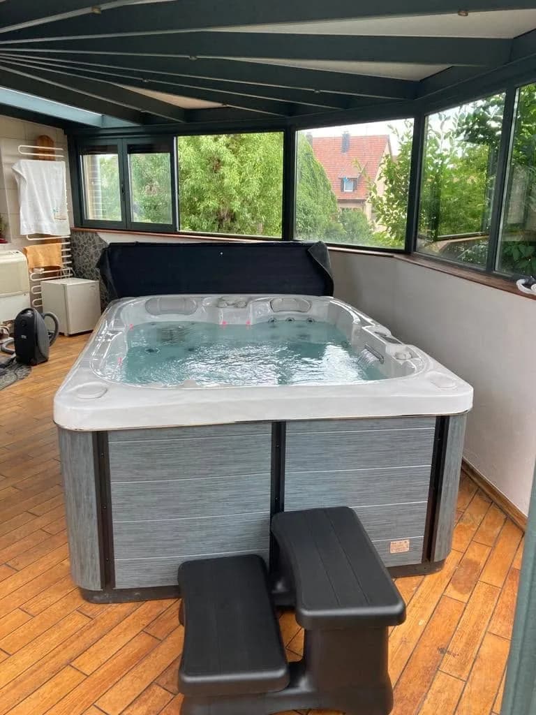 Installation d'un spa Tønsberg à Bennwihr, dans une véranda sur un plancher en bois