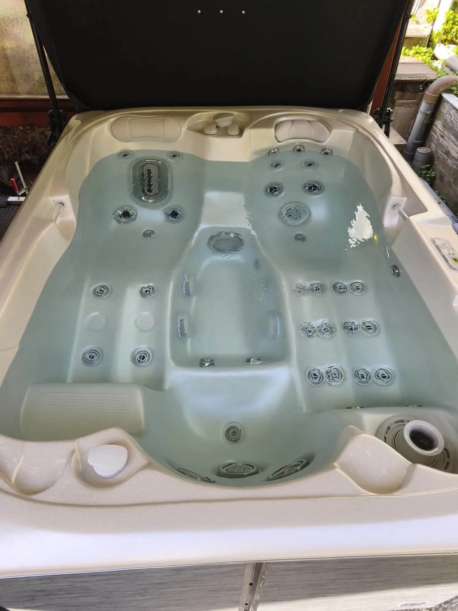 Installation d'un spa Tønsberg à Brunstatt, vue de dessus de la cuve en eau