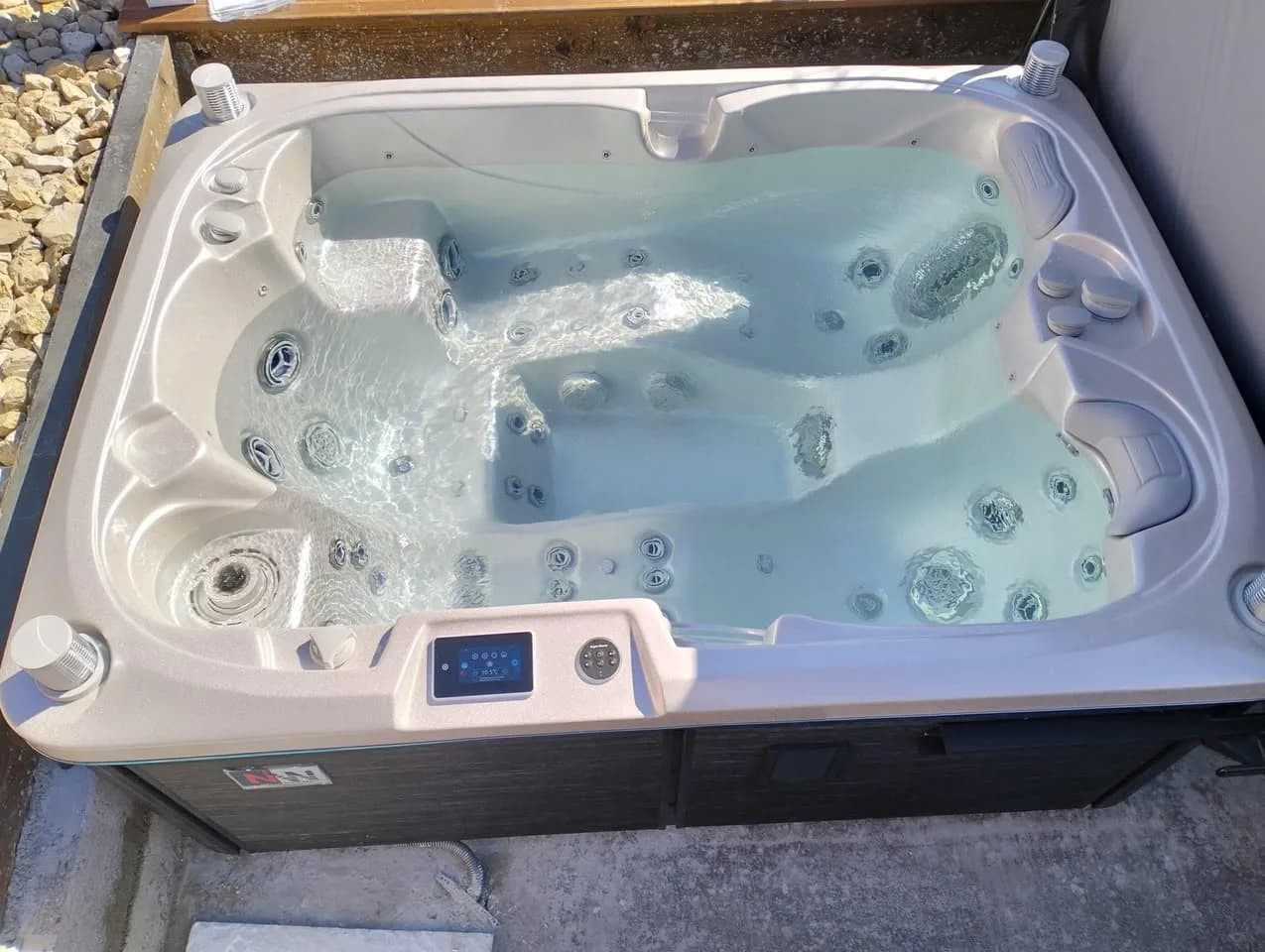 Installation d'un spa Tønsberg à Dommartin, autre vue du chantier