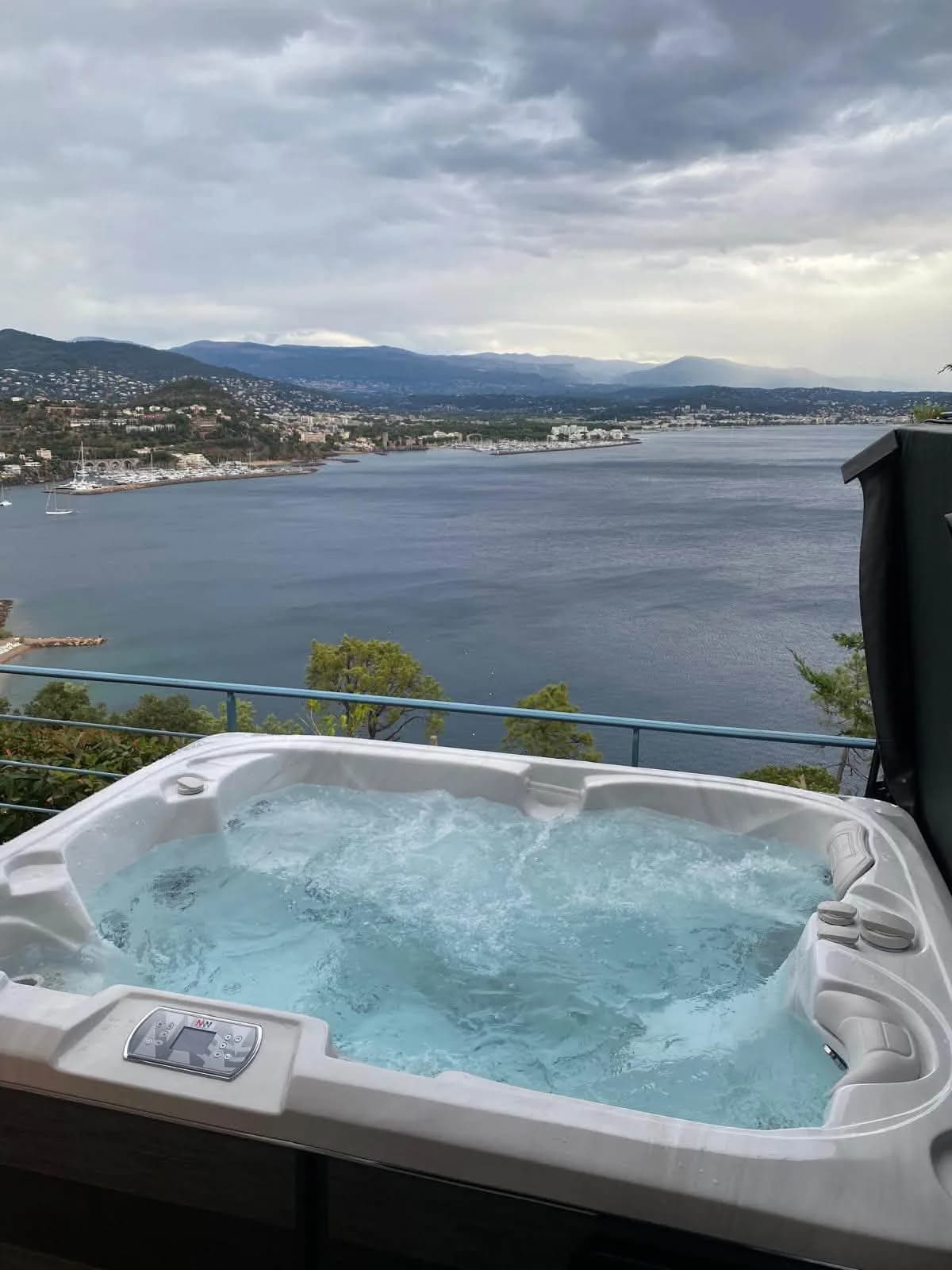 Installation d'un spa Tønsberg Eco à Théoule-sur-Mer, sur une terrasse face à la mer