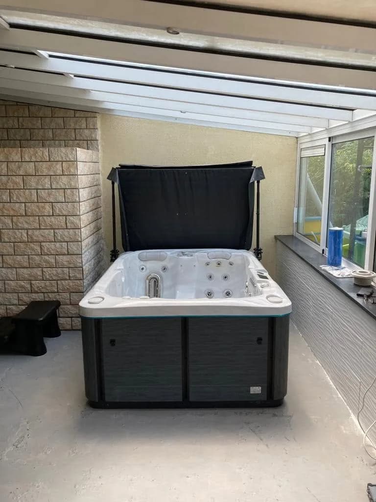 Installation d'un spa Tønsberg à Froeningen, dans une véranda, sol carrelé