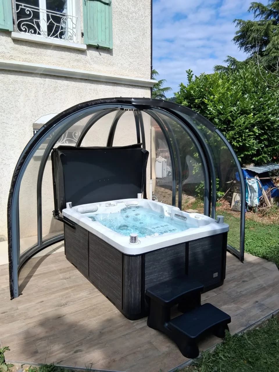 Installation d'un spa Tønsberg Full option à Beynost, sous un abri rond transparent