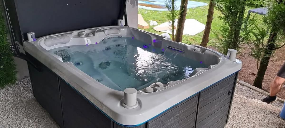 Installation d'un spa Tønsberg Full option en Moselle, sur du gravier en bordure de jardin