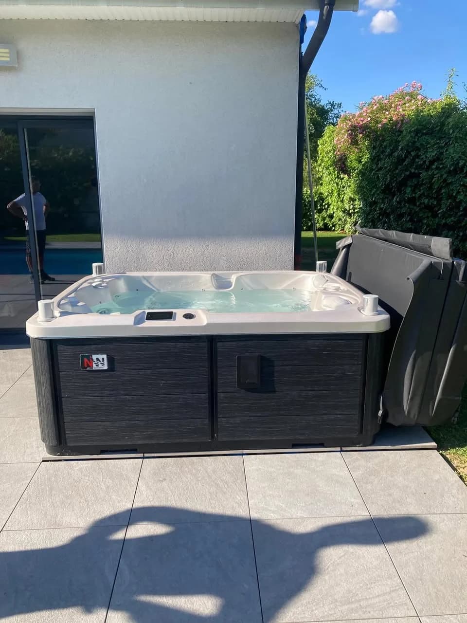 Installation d'un spa Tønsberg Full option à Francheville, sur une terrasse dallée, cuve Cameo