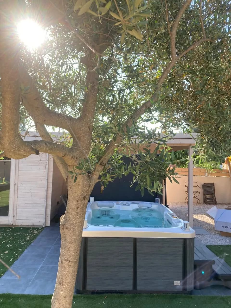 Installation d'un spa Tønsberg Full option à Gardanne, sous un olivier dans le jardin