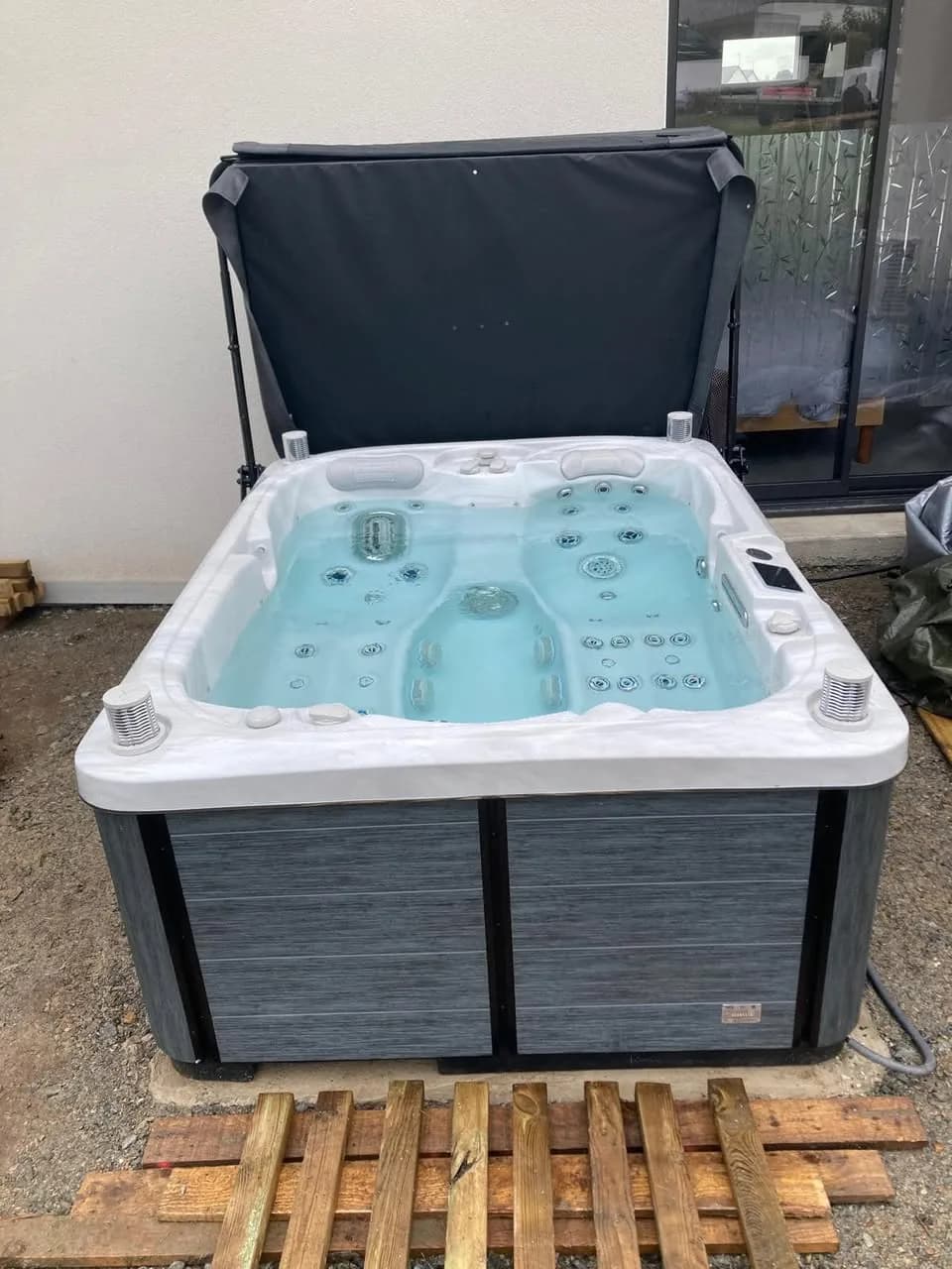Installation d'un spa Tønsberg Full option à Gestel, sur une terrasse en bois