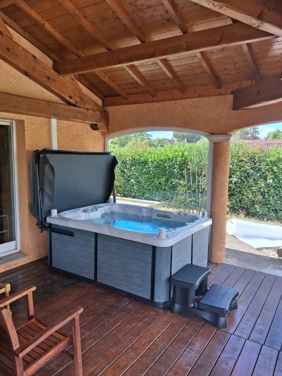 Installation d'un spa Tønsberg Full option à Guéreins, sous une terrasse couverte, sur un plancher en bois