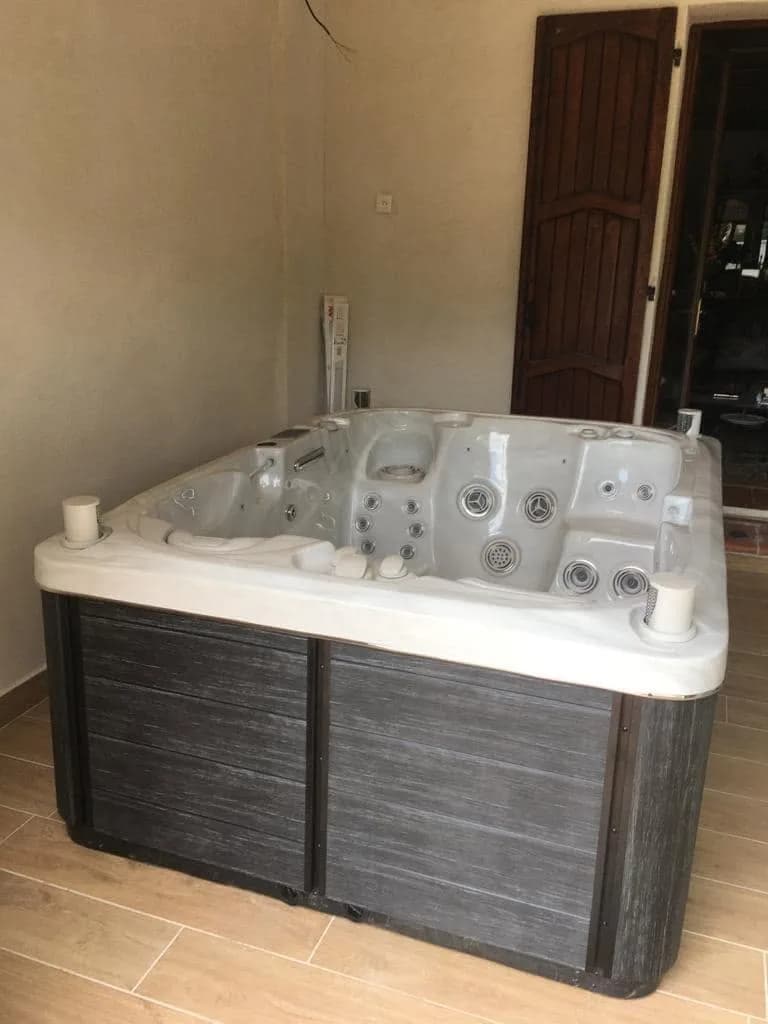 Installation d'un spa Tønsberg Full option à Hyères, dans une pièce intérieure carrelée