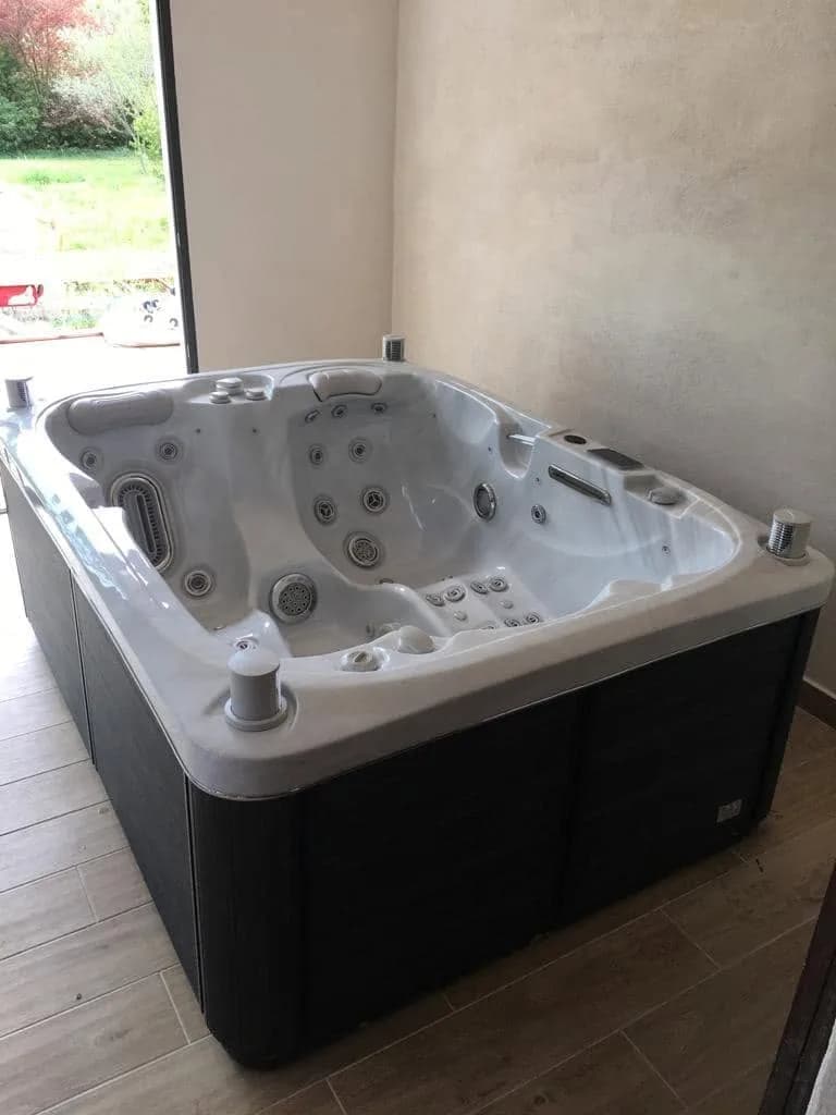 Installation d'un spa Tønsberg Full option à Hyères, autre vue du chantier