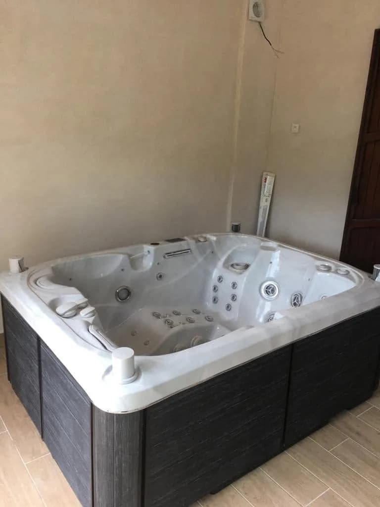 Installation d'un spa Tønsberg Full option à Hyères, autre vue du chantier
