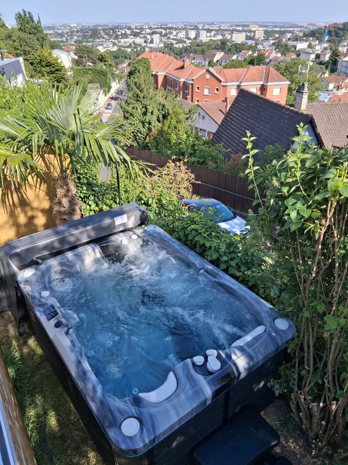Installation d'un spa Tønsberg Full option à Le Plessis-Robinson, cuve Odyssey sur une terrasse dominant la ville