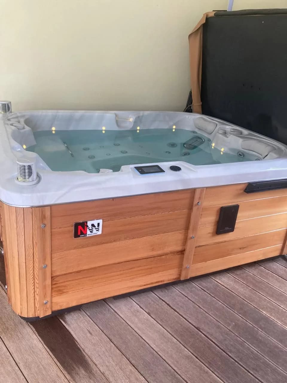 Installation d'un spa Tønsberg Full option à Maintenon, sur une terrasse en bois, tablier cèdre