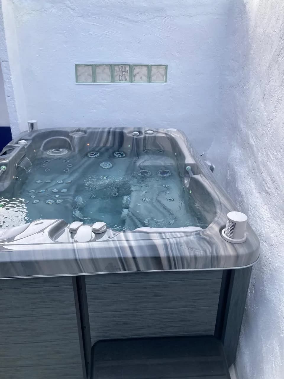 Installation d'un spa Tønsberg Full option à Marseille, dans un espace aux murs blancs