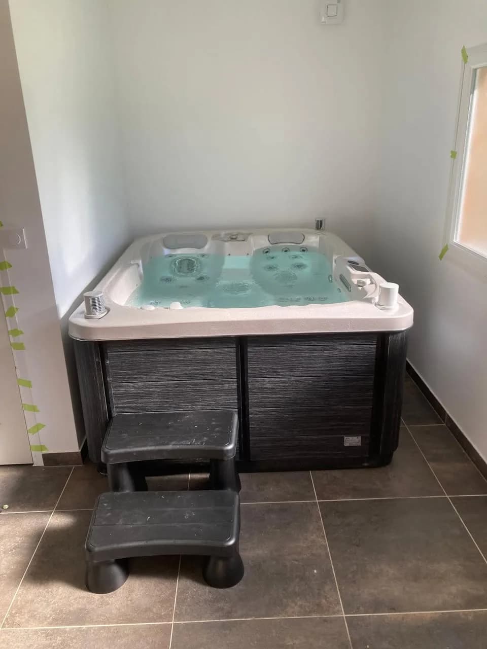 Installation d'un spa Tønsberg Full option à Mauron, à l'intérieur, sur un sol carrelé