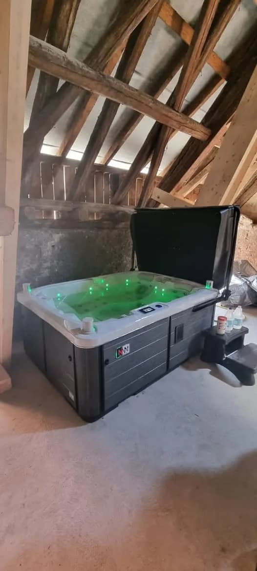 Installation d'un spa Tønsberg Full option à Pfaffenheim, sous une charpente, éclairage LED