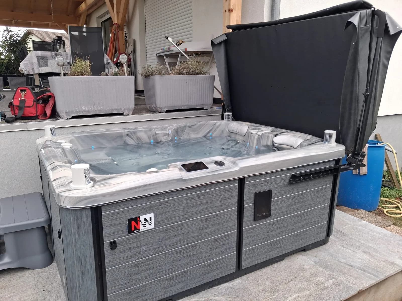 Installation d'un spa Tønsberg Full option à Wittenheim, sur une dalle au pied de la maison, sous un auvent