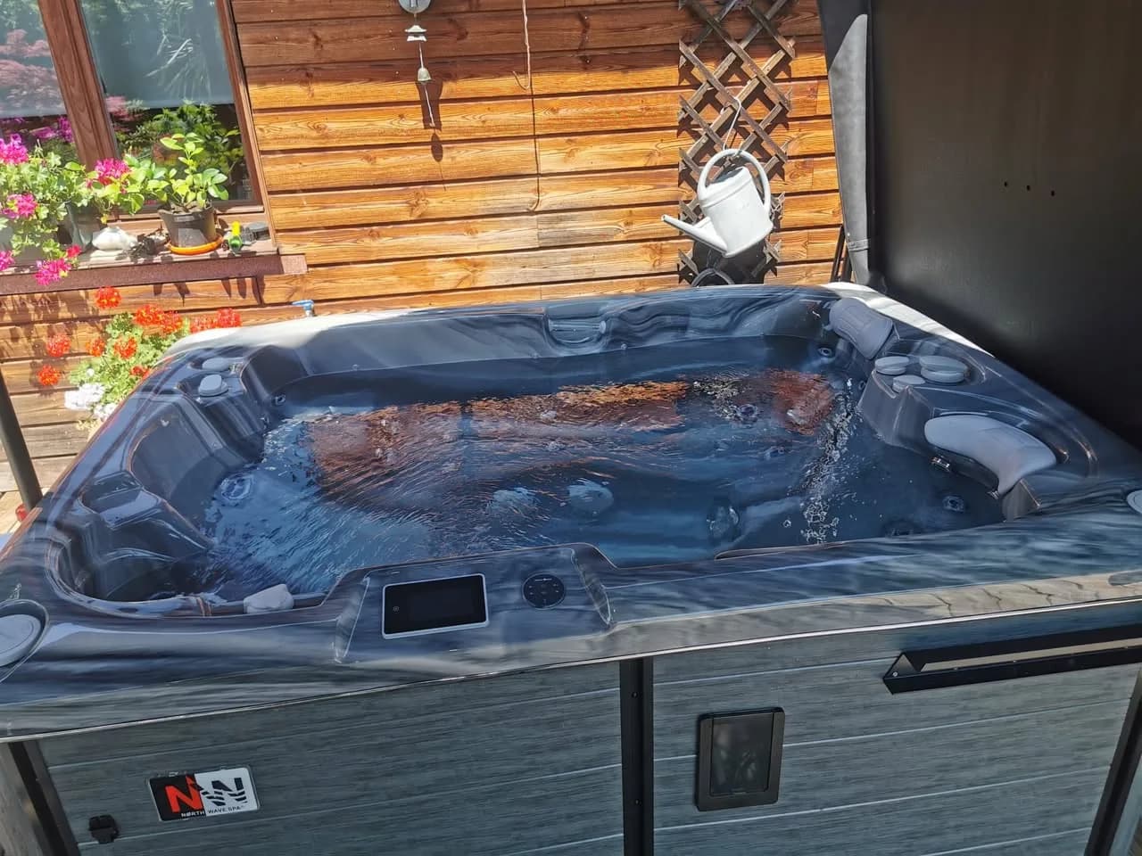 Installation d'un spa Tønsberg à Furchhausen, sur une terrasse en bois devant une maison en bois
