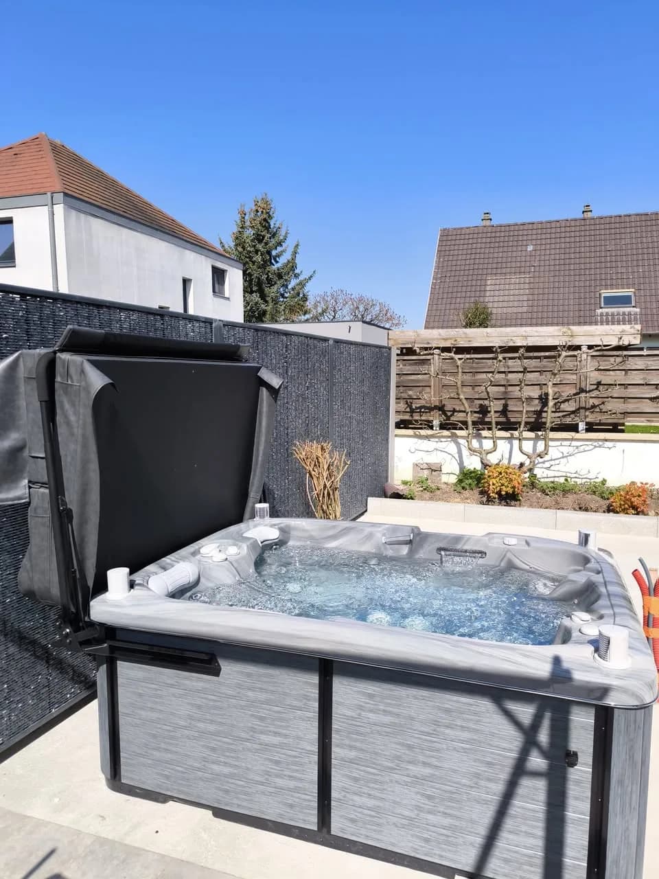 Installation d'un spa Tønsberg à Habsheim, sur une terrasse, cuve Odyssey
