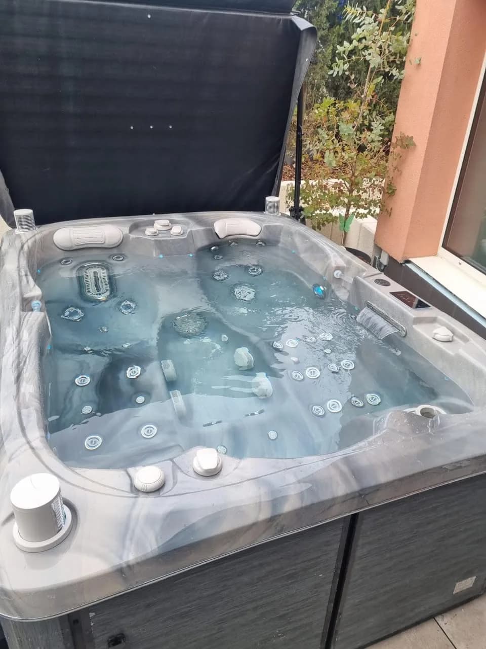 Installation d'un spa Tønsberg à Marlenheim, cuve Odyssey mise en eau