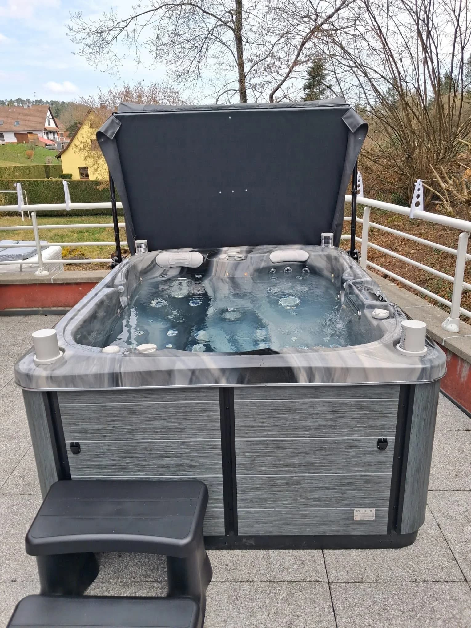 Installation d'un spa Tønsberg à Oberhaslach, sur une terrasse avec vue sur le village et les collines