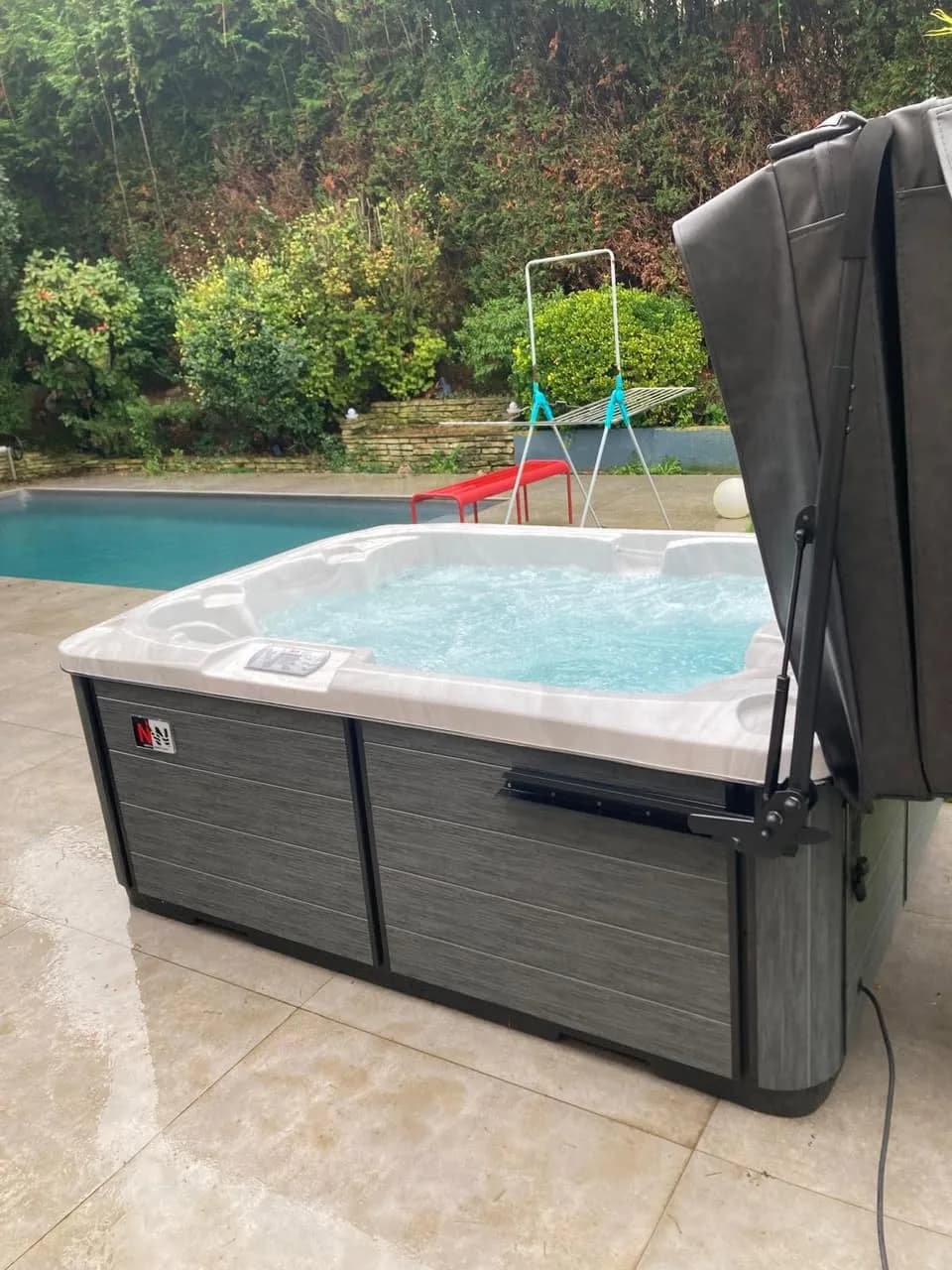 Installation d'un spa Tønsberg Plug and Play à Morainvilliers, sur une terrasse au bord d'une piscine