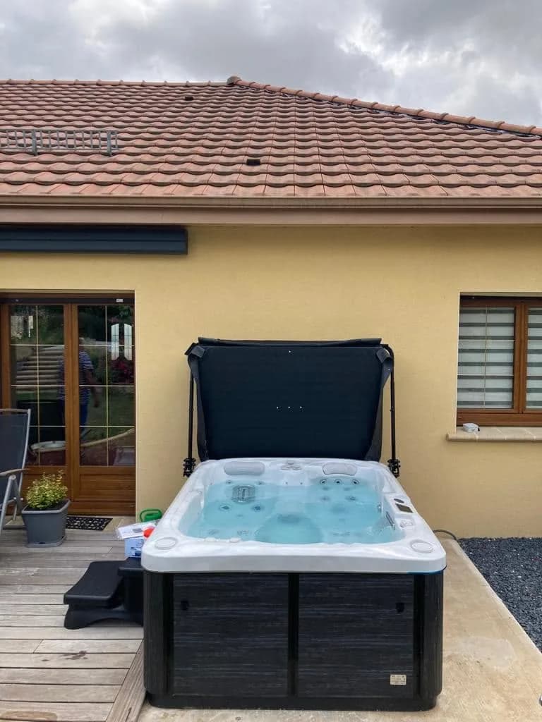 Installation d'un spa Tønsberg à Réhon, sur une terrasse au pied de la maison