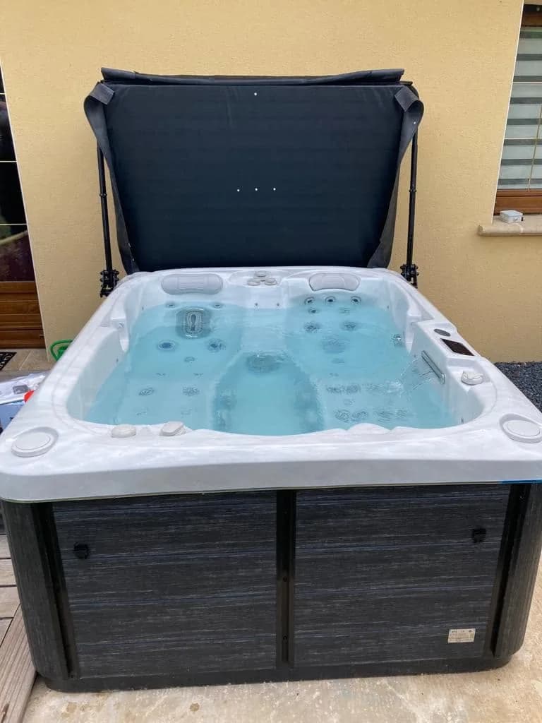 Installation d'un spa Tønsberg à Réhon, autre vue du chantier