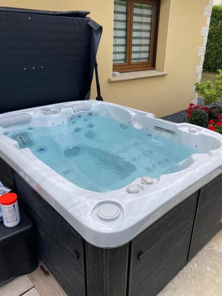 Installation d'un spa Tønsberg à Réhon, autre vue du chantier