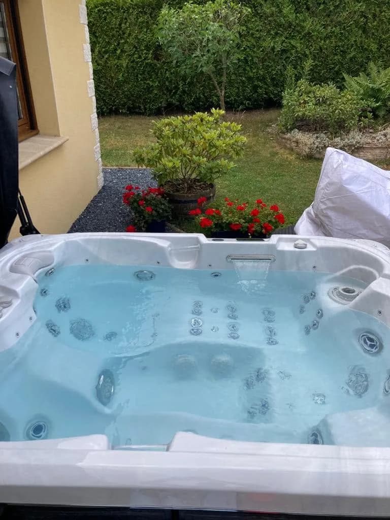 Installation d'un spa Tønsberg à Réhon, autre vue du chantier