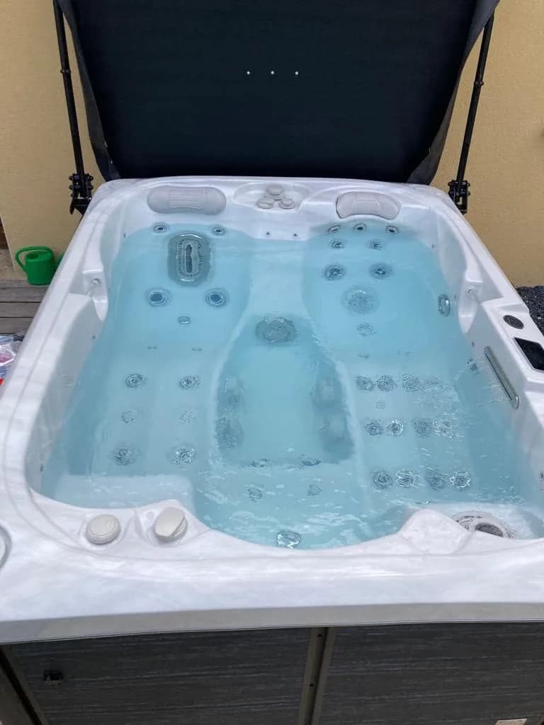 Installation d'un spa Tønsberg à Réhon, autre vue du chantier