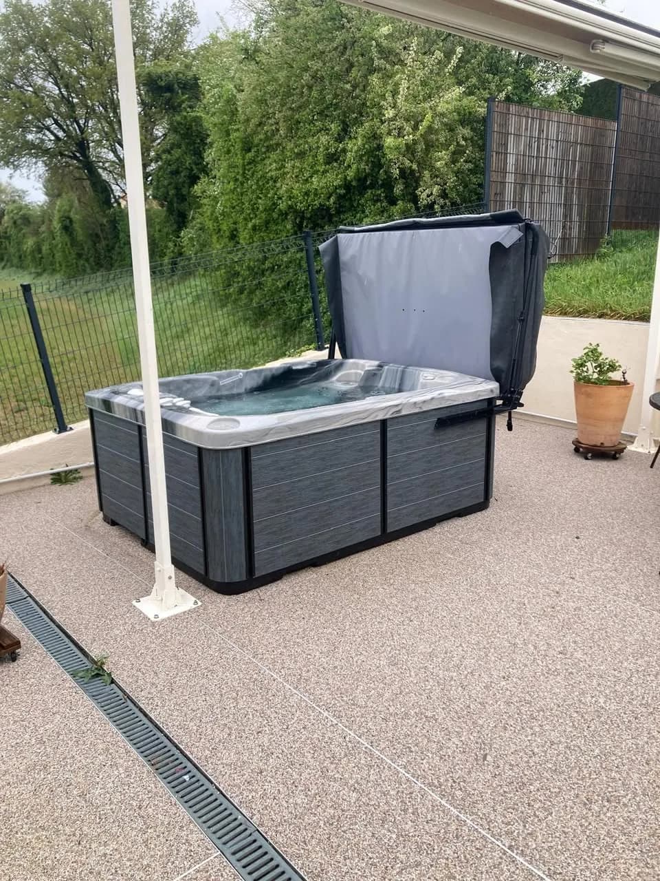 Installation d'un spa Tønsberg à Rillieux-la-Pape, autre vue du chantier