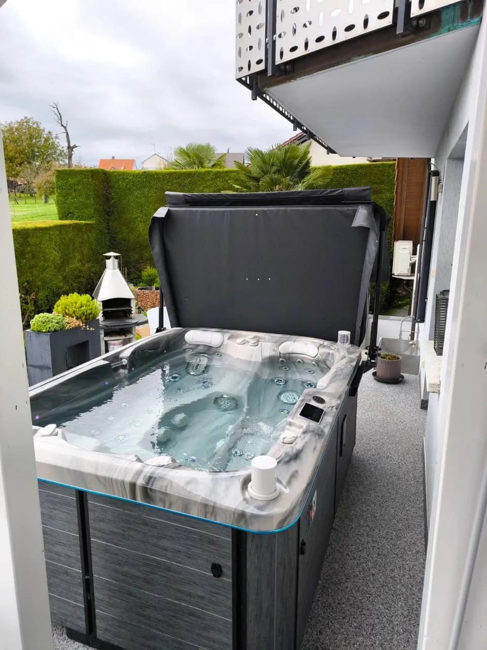 Installation d'un spa Tønsberg à Rittershoffen, sur une terrasse au pied de la maison