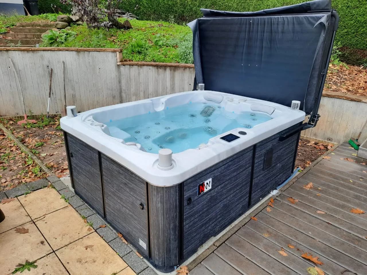 Installation d'un spa Tønsberg à Strasbourg, sur une terrasse au pied d'un jardin en pente