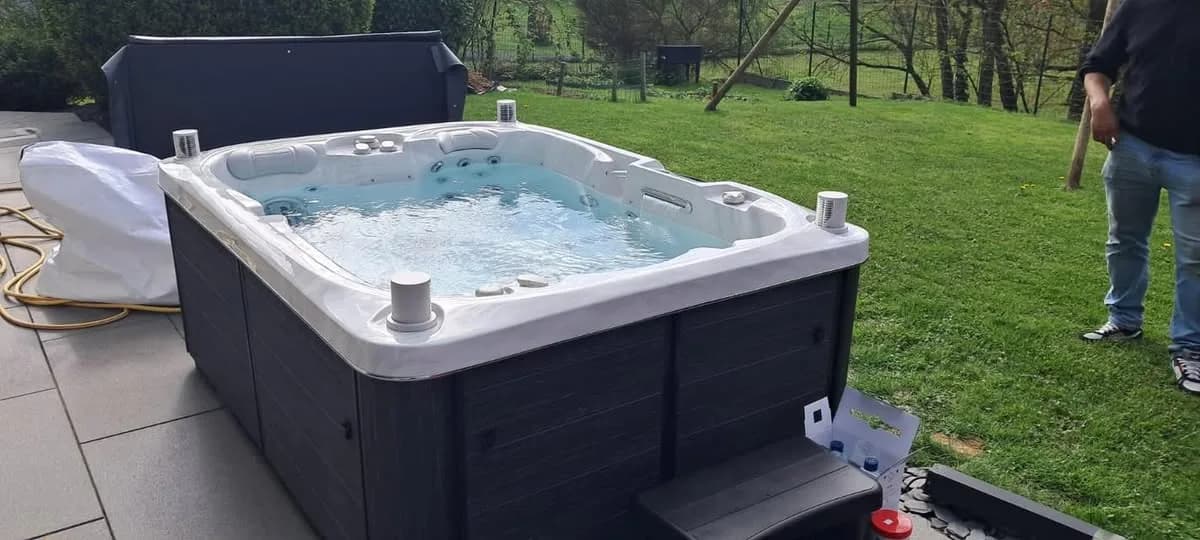Installation d'un spa Tønsberg à Wintzenbach, sur une terrasse dallée en bordure de pelouse