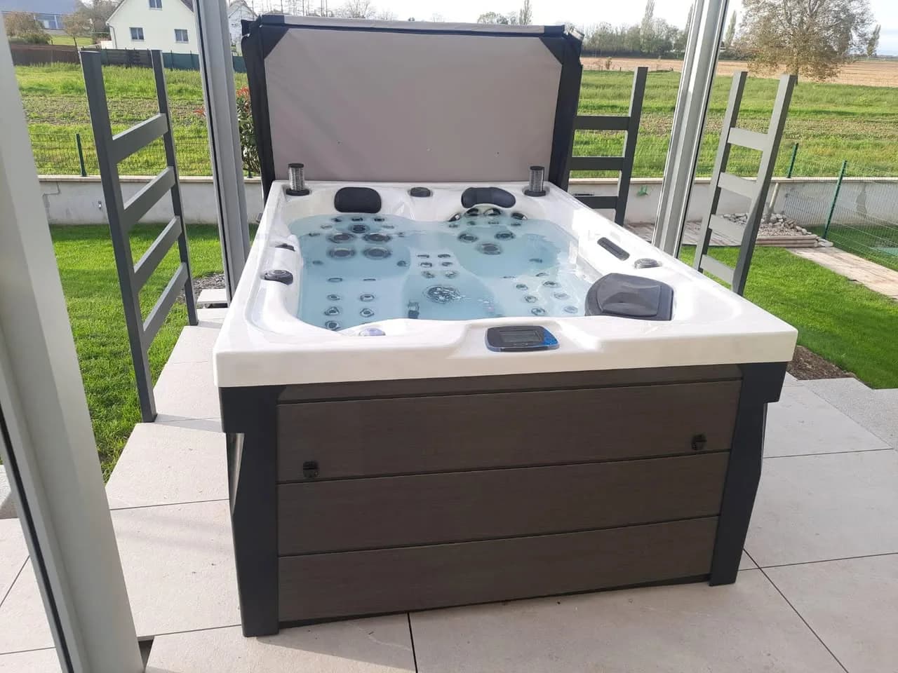 Installation d'un spa Topaz à Balgau, sous un auvent face aux champs