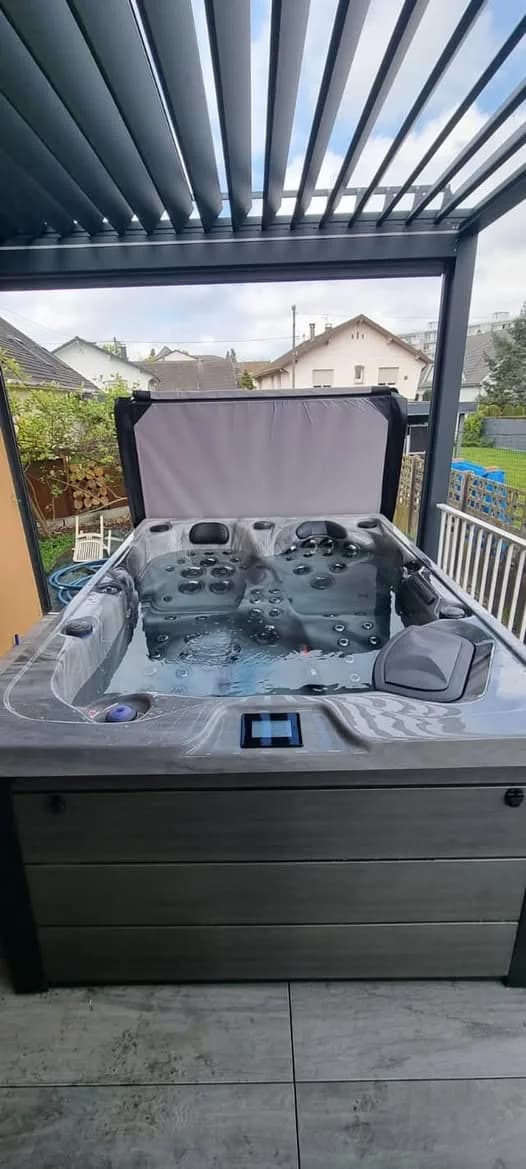 Installation d'un spa Topaz Full option à Illzach, sous une pergola à lames