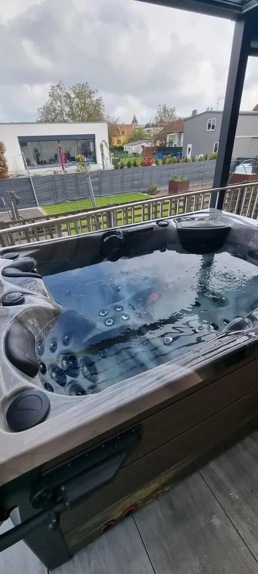 Installation d'un spa Topaz Full option à Illzach, autre vue du chantier