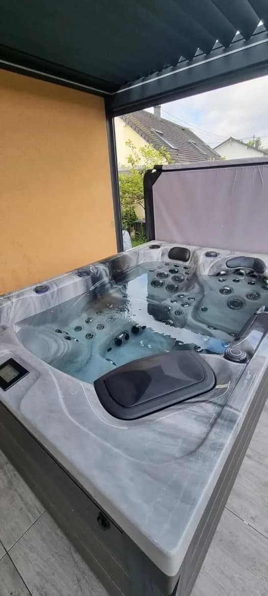 Installation d'un spa Topaz Full option à Illzach, autre vue du chantier