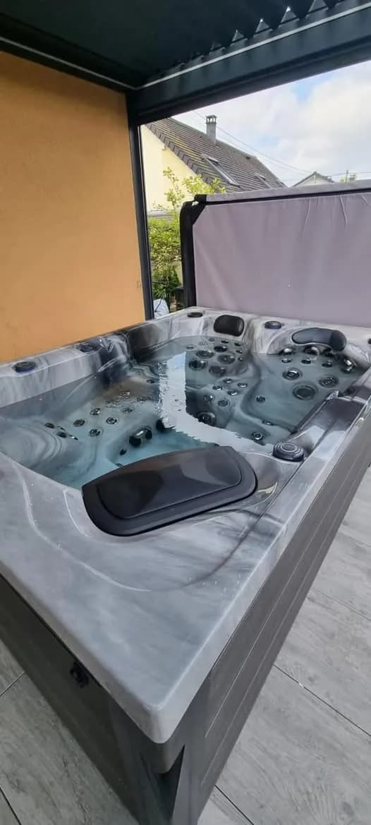 Installation d'un spa Topaz Full option à Illzach, autre vue du chantier