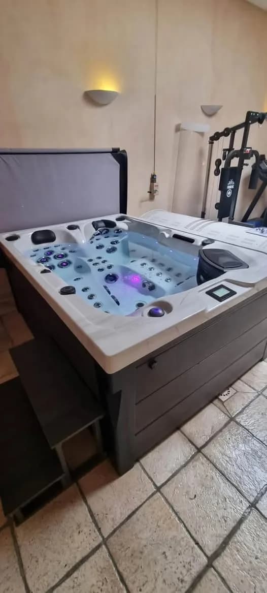 Installation d'un spa Topaz Full option à Kingersheim, en intérieur sur un sol carrelé