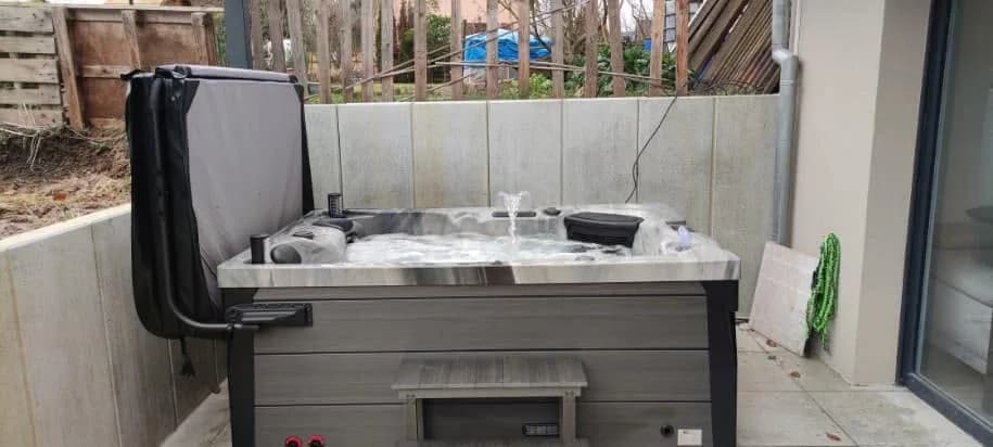 Installation d'un spa Topaz Full option à Spechbach, sur une terrasse, lève-couverture et marchepied