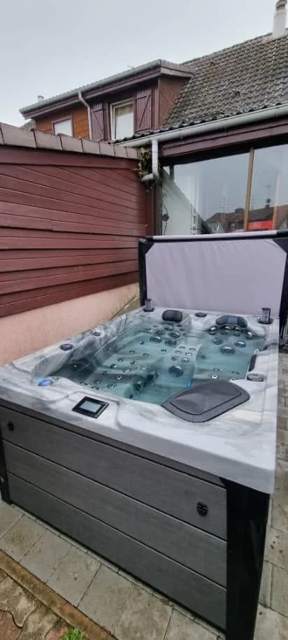 Installation d'un spa Topaz Full option à Wittenheim, sur une terrasse pavée