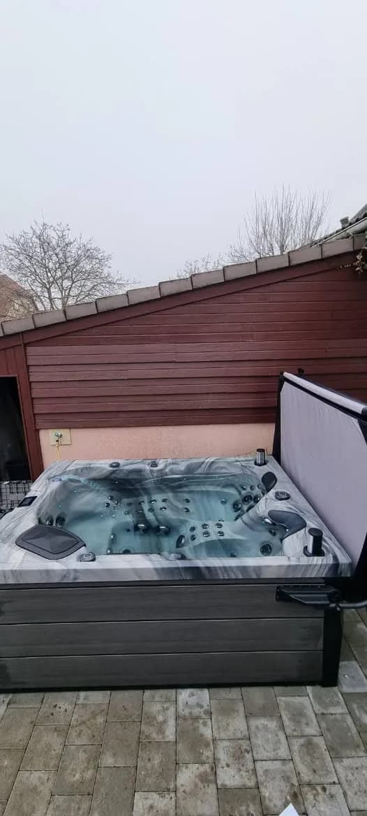 Installation d'un spa Topaz Full option à Wittenheim, autre vue du chantier