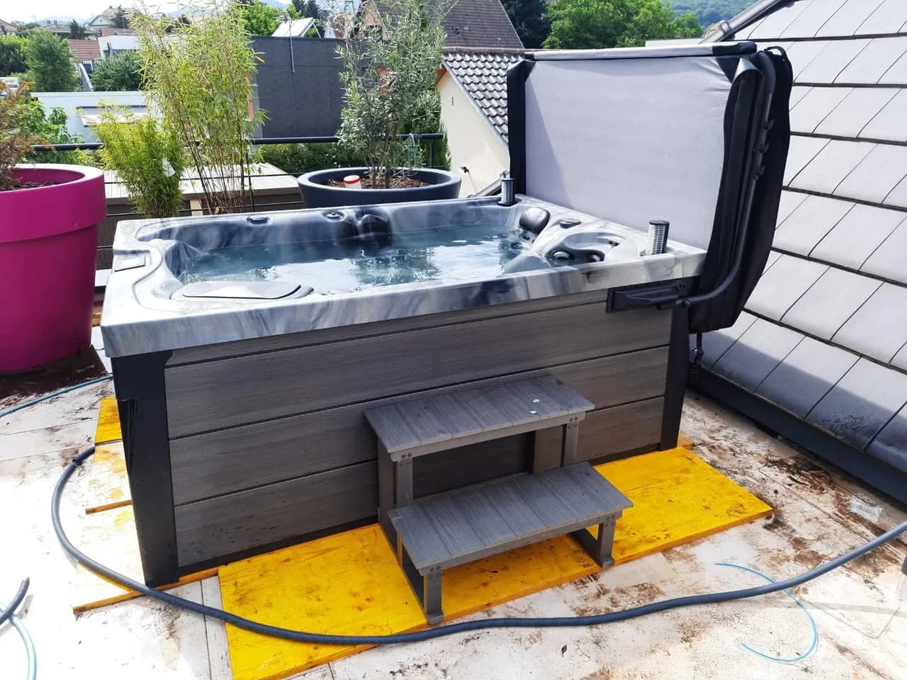 Installation d'un spa Topaz à Uffholtz, posé provisoirement sur une terrasse, marchepied