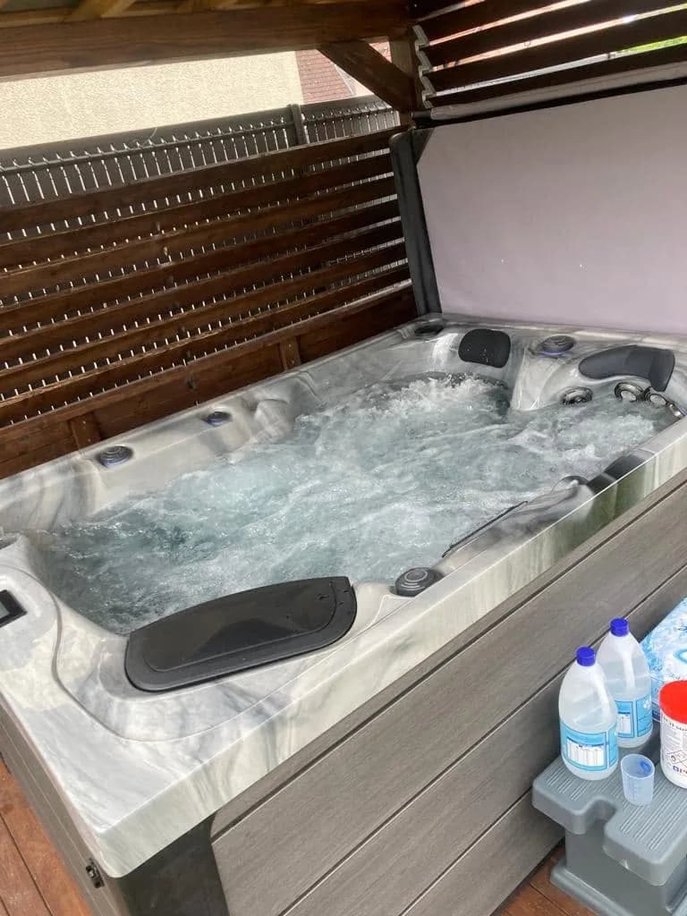 Installation d'un spa Topaze à Gerstheim, sous un abri en bois, cuve Odyssey