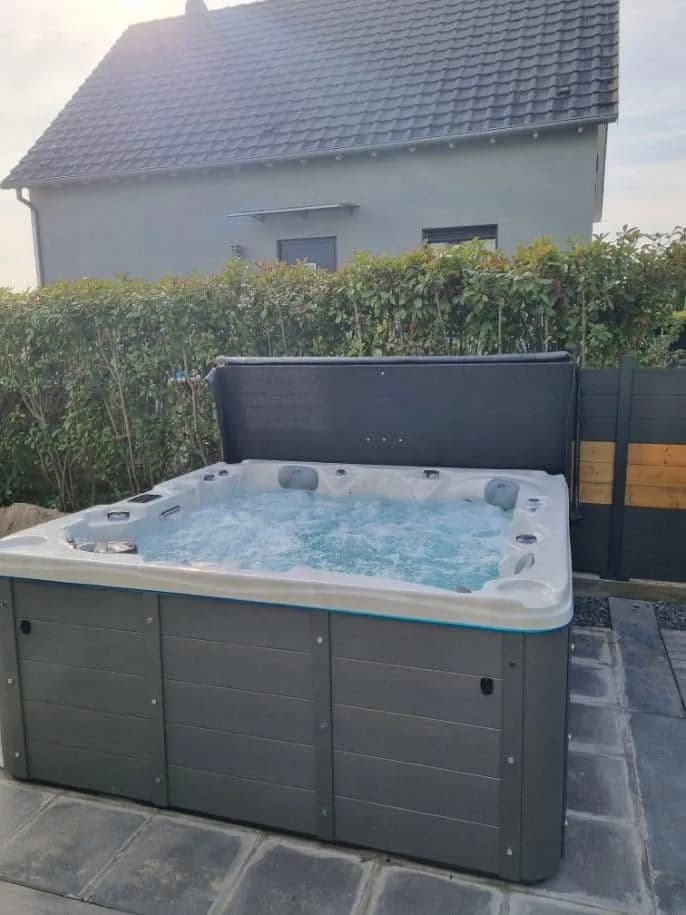 Installation d'un spa Toronto à Algolsheim, sur une dalle dans un jardin en cours d'aménagement