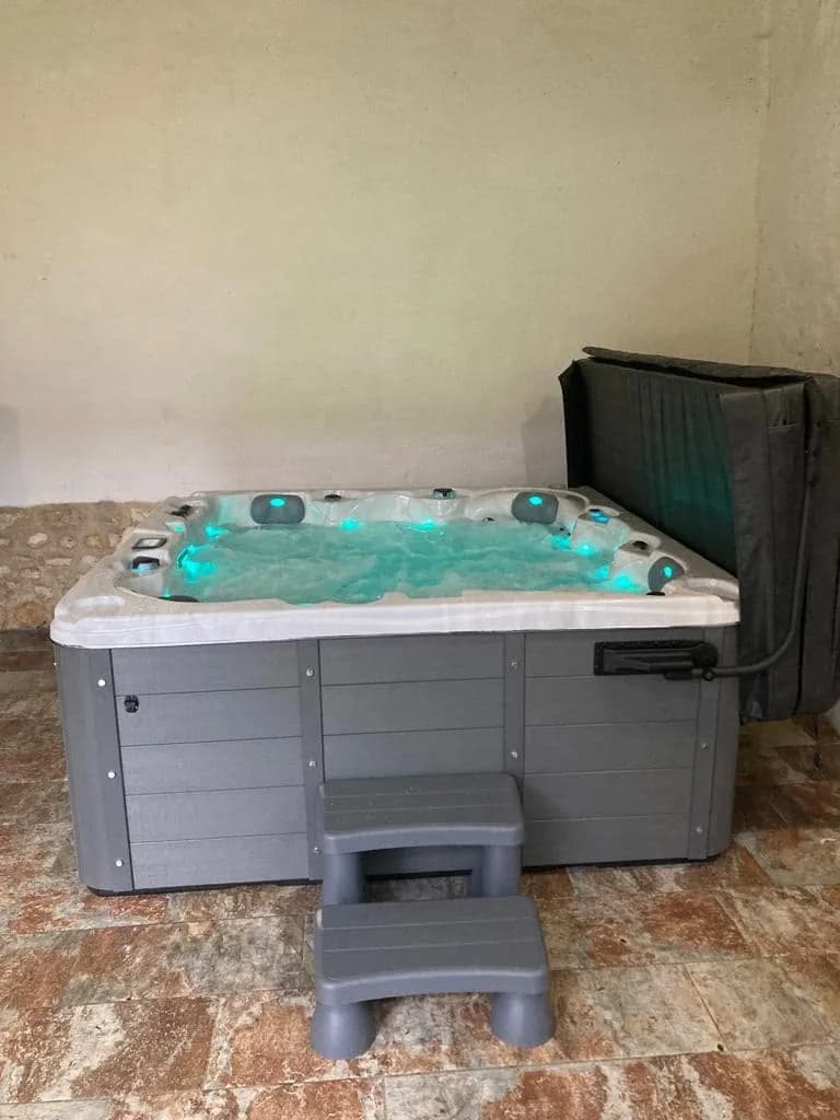 Installation d'un spa Toronto à Aulnay-sur-Mauldre, avec marchepied, éclairage LED
