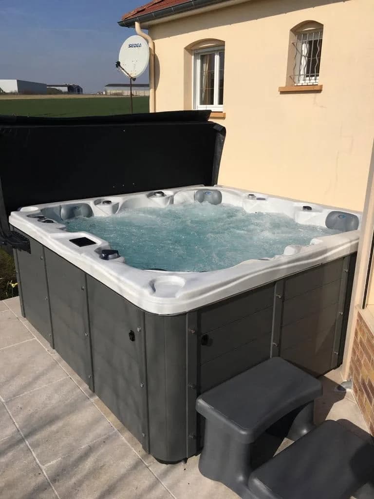 Installation d'un spa Toronto à Beine-Nauroy, sur une terrasse en lames, marchepied